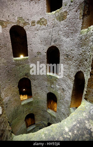 ORVIETO, Italien, 28. Juli 2016: Blick von innerhalb des mittelalterlichen St. Patricks gut am 28. Juli 2016 in Orvieto, Umbrien, Italien. Stockfoto