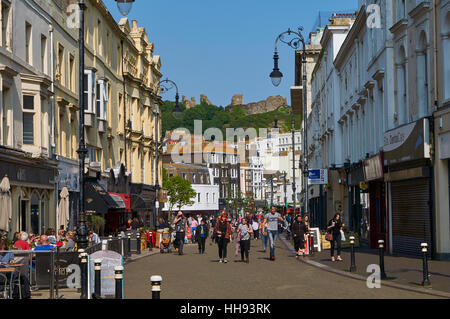 Stadtzentrum von Hastings, East Sussex an der Südküste von England, von Robertson Street, im Sommer Stockfoto