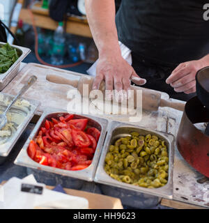 Koch, Pita-Brot für Falafel Roll im Freien auf Straßenstand. Stockfoto