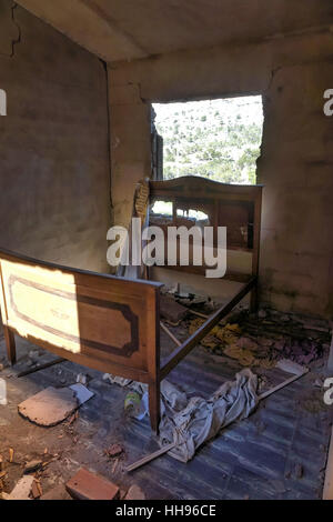 Verlassene verfallene Villa und Nebengebäuden in der spanischen Landschaft Stockfoto