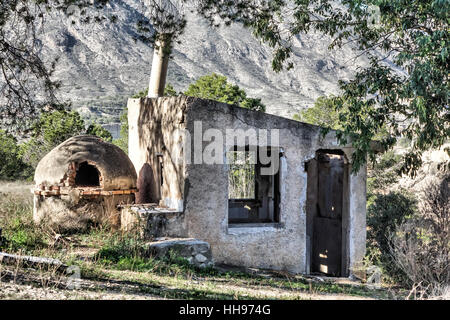 Verlassene verfallene Villa und Nebengebäuden in der spanischen Landschaft Stockfoto