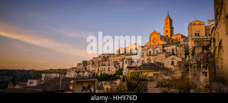 Sonnenuntergang leuchtet die Kirche in Matera, Italien Stockfoto