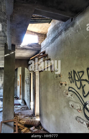 Verlassene verfallene Villa und Nebengebäuden in der spanischen Landschaft Stockfoto