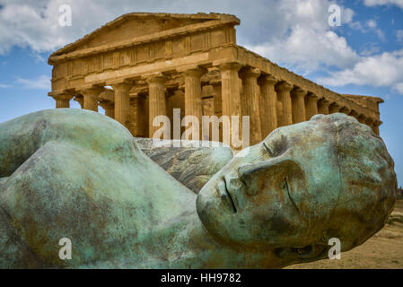 Bronzestatue des gefallenen Ikaro auf dem Hintergrund der Concorde-Tempel Agrigento, Sizilien, Italien Stockfoto