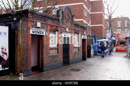 Viktorianischen Toiletten außerhalb Boden Fußballstadion White Hart Lane der Tottenham Hotspur Nord-London UK Stockfoto