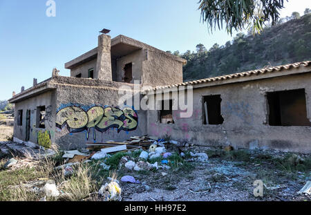 Verlassene verfallene Villa und Nebengebäuden in der spanischen Landschaft Stockfoto