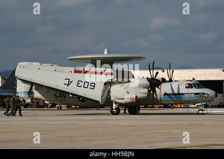 Us navy e-2c Hawkeye von vaw-136 am 100-Jahre-aeronavale Airshow in Hyeres Airbase. Stockfoto