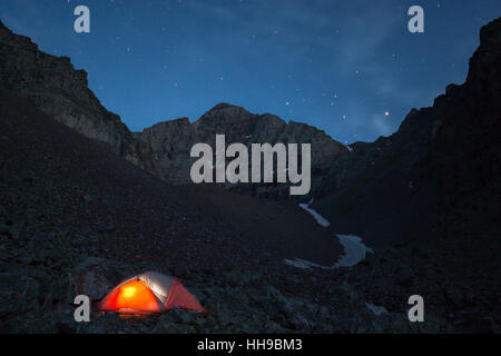 Eine leuchtende Zelt in der Nacht unter Pyramid Peak in Aspen, Colorado Stockfoto