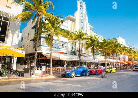 Blick entlang der berühmten Urlaub und touristische Lage am Ocean Drive im Art-Deco-Viertel von South Beach, Miami an einem sonnigen Tag Stockfoto