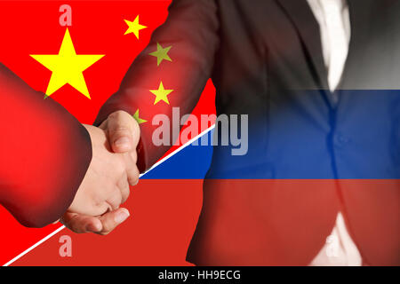 Doppelbelichtung Handshake auf Flagge China und Russland Stockfoto