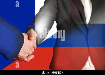 Doppelbelichtung Handshake auf Flagge von Frankreich und Flagge der Russischen Föderation Stockfoto