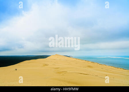 Pyla oder Pilat Dune, Bordeaux. Frankreich, größte Sanddüne in Europa und das Meer im Hintergrund. Stockfoto