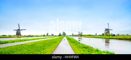 Windmühlen und Wasserkanal in Kinderdijk, Holland oder Niederlande, Panoramablick. UNESCO-Weltkulturerbe. Europa. Stockfoto