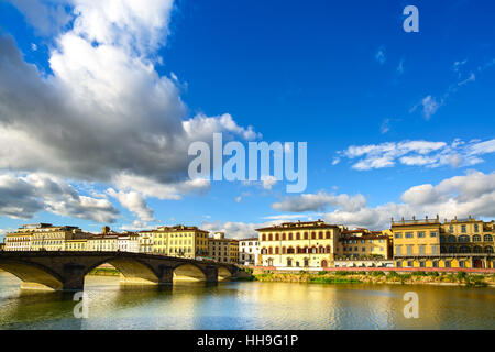 Florenz, Ponte Alla Carraia mittelalterliche Brücke Wahrzeichen am Fluss Arno, Sonnenuntergang Landschaft mit Reflexion. Es ist das zweite älteste Brücke, erbaut im Jahre 1218, Stockfoto