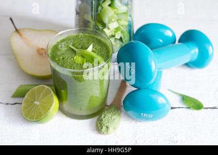 Grünen Smoothie und Hanteln Gesundheit Diät Lifestyle-Konzept Stockfoto