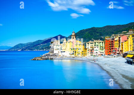 Camogli alte Kirche auf Meer und Strand. Ligurien, Italien. Langzeitbelichtung. Stockfoto