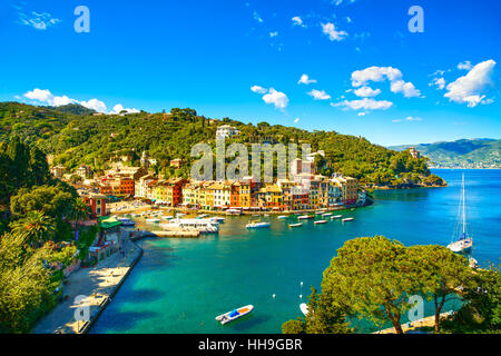 Portofino Luxus Wahrzeichen Panorama Luftbild. Dorf und Yacht im Hafen von kleinen Bucht. Ligurien, Italien Stockfoto