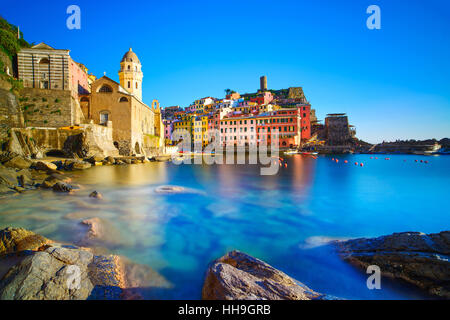 Vernazza Dorf, Kirche, Felsen und Meer Hafen bei Sonnenuntergang, Seelandschaft in Cinque Terre Nationalpark Cinque Terre, Ligurien Italien Europa. Langzeitbelichtung. Stockfoto