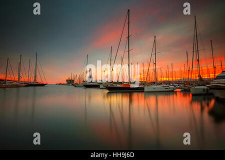 Die Ansicht von Luxus Yachten und Schiffe in Marina Badalona, nordöstlich der Stadt Barcelona in Spanien, feurig und bewölkten Sonnenuntergang. Stockfoto