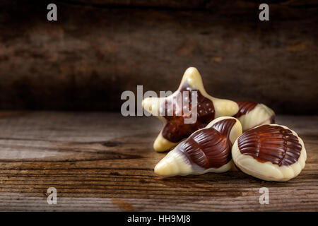 Nahaufnahme von Muscheln Süßigkeiten über rustikale Holz Hintergrund Stockfoto