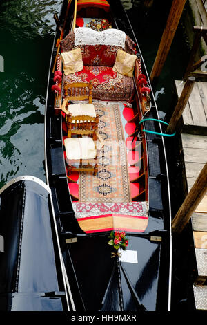 Innenraum einer Gondel in Venedig, Italien. Stockfoto