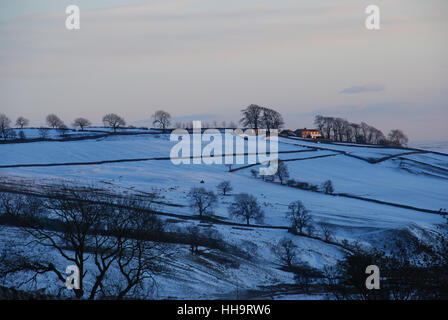 Winterabend in einer verschneiten Yorkshire Landschaft, während die Sonne untergeht Stockfoto