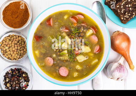 Warme und dicke Suppe mit Linsen und Würstchen Stockfoto