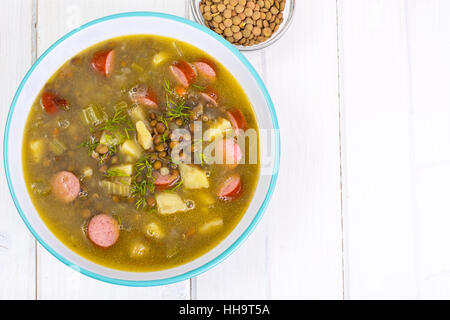 Warme und dicke Suppe mit Linsen und Würstchen Stockfoto