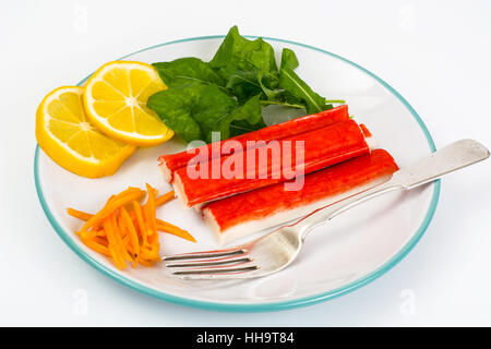 Krabben Sie-Sticks, Zitrone und Rucola Stockfoto