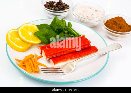 Krabben Sie-Sticks, Zitrone und Rucola Stockfoto