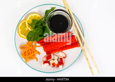 Krabben Sie-Sticks, Zitrone und Rucola Stockfoto