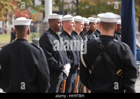 Marine zeremonielle Segler voll Auszeichnung Wachablösung am uns Navy Memorial - Washington, DC USA Stockfoto