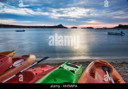 Sonnenaufgang in Lindos Bay in Rhodos. Stockfoto