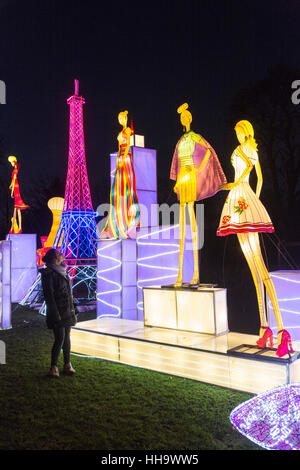 Paris Fashion Display mit dem Eiffelturm. Die magische Laterne-Festival kehrt nach London zum zweiten Mal nach dem UK-Start in London im Jahr 2016. Das Festival ist Teil des UK große Feierlichkeiten von 2017 Chinese New Year, das Jahr des Hahnes. Das Thema für das Jahr 2017-Festival ist: Entdecken Sie The Silk Road. Besucher entdecken herrliche lebensgroßen und überdimensionalen Laterne Szenen, die darstellen und markieren Sie diese wichtige Route von Handel und Kultur aus Europa in die chinesische Vergangenheit. Das Festival läuft vom 19. Januar bis 26. Februar 2017. Stockfoto