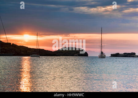 Sonnenaufgang in Lindos Bay in Rhodos. Stockfoto