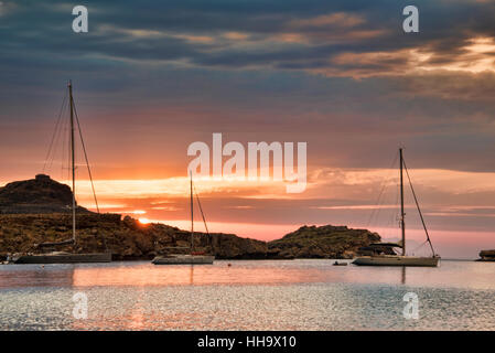 Sonnenaufgang in Lindos Bay in Rhodos. Stockfoto