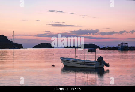 Sonnenaufgang in Lindos Bay in Rhodos. Stockfoto