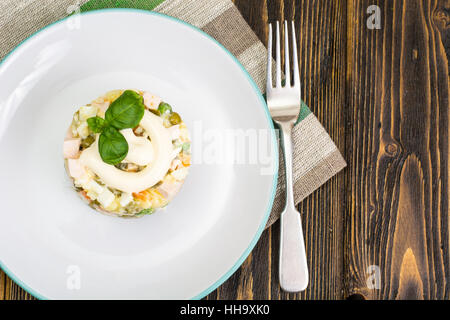 Salat von gekochtem Gemüse mit mayonnaise Stockfoto