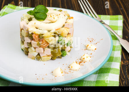 Salat von gekochtem Gemüse mit mayonnaise Stockfoto