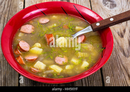 Suppe von grünen Linsen in einem roten Keramikschale Stockfoto