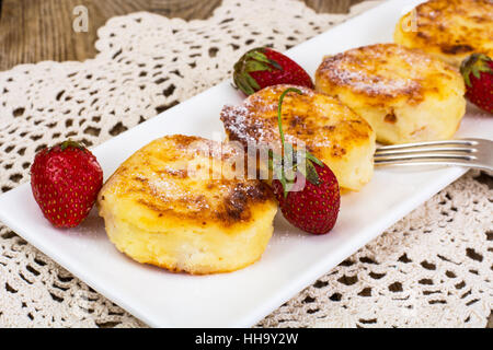 Käse-Krapfen mit Honig Stockfoto