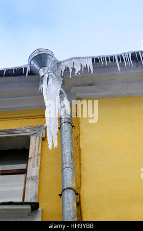 Foto Wunder hell blau transparent Eiszapfen auf Gebäude Stockfoto