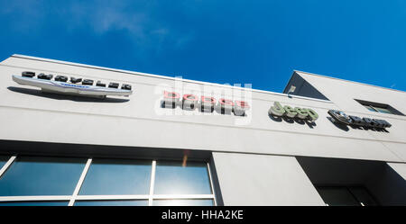 Chrysler Händler in Manhattan in New York auf Donnerstag, 12. Januar 2017. Die US Environmental Protection Agency hat behauptet, dass heimlich installierter Software dazu führen, das Auto umweltfreundlicher erscheinen beim durchlaufen Emissionstests dass wird gleichzeitig erhöhte Emissionen im normalen täglichen Fahrbetrieb. Fiat Chrysler Lager fiel mehr als 15 Prozent vor dem Handel ausgesetzt wurde. (© Richard B. Levine) Stockfoto