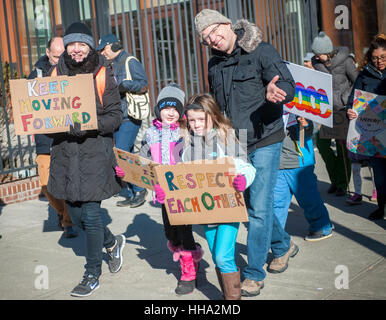 Schüler aus der Manhattan-Land-Schule mit ihren Familien und Freunden nehmen in ihrer 29. jährlichen Martin Luther King Jr. Gedenk gehen in New York, organisiert durch die Schüler der 8. Klasse auf Montag, 16. Januar 2017.  Die Wanderer ehrte das Andenken an König in ihren Marsch durch die Morningside Heights und Harlem Halt an verschiedenen Standorten, reden und Briefe von Schülern zu lesen.  (© Richard B. Levine) Stockfoto