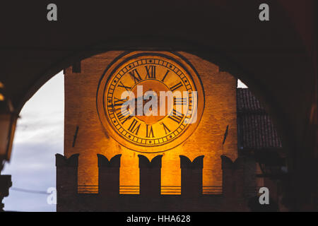 Uhr Nahaufnahme ins Zentrum von Bologna in der Nacht Stockfoto
