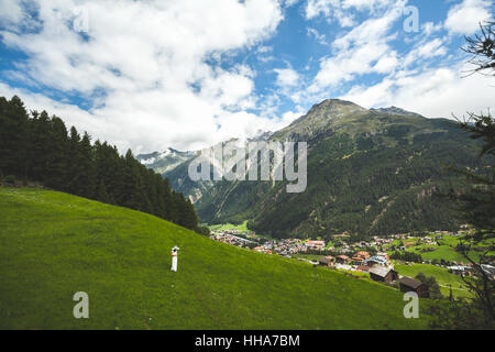 Junge Frau in weißem Kleid und Hut allein zu Fuß auf Bergplateau in Sölden Österreich Stockfoto