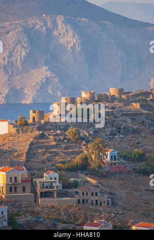 Die alten Windmühlen auf dem Bergrücken oberhalb Chorio auf der Insel Symi Griechenland. Stockfoto