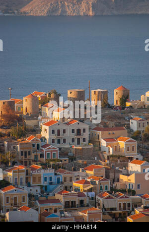 Die alten Windmühlen auf dem Bergrücken oberhalb Chorio auf der Insel Symi Griechenland. Stockfoto