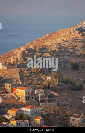 Die alten Windmühlen auf dem Bergrücken oberhalb Chorio auf der Insel Symi Griechenland. Stockfoto
