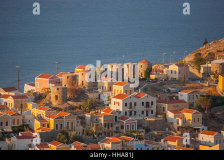 Die alten Windmühlen auf dem Bergrücken oberhalb Chorio auf der Insel Symi Griechenland. Stockfoto